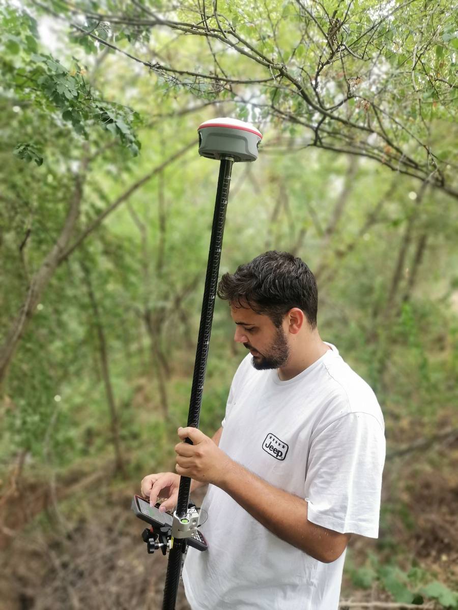 Geodeta na terenu sa GNSS opremom